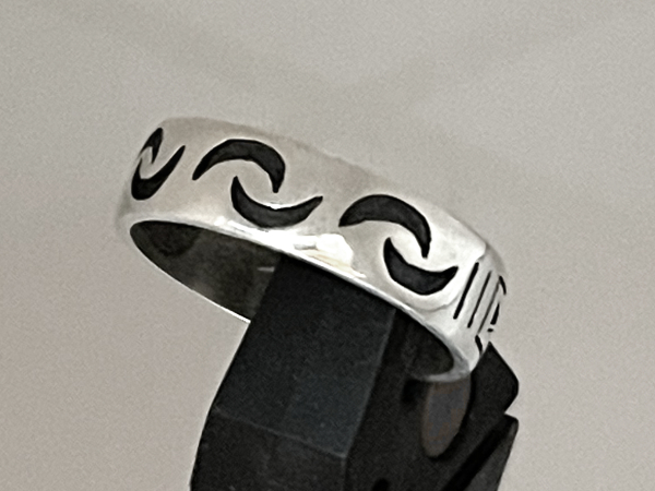Hopi Nakwach Design Narrow Band Ring by Clifton Mowaリングサイズ23