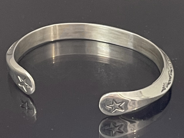 Stamped Triangle Wire Bracelet by Stanley Parker/サイズM [ロング