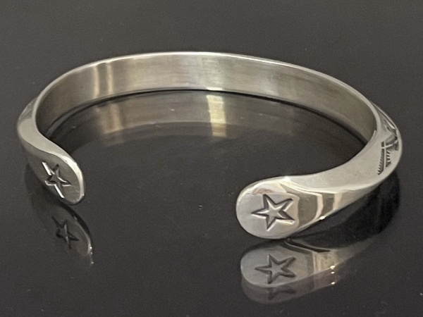 Stamped Triangle Wire Bracelet by Stanley Parker/サイズM [ロング