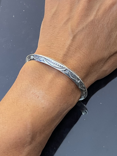 Stamped Triangle Wire Bracelet by Stanley Parker/サイズM [ロング