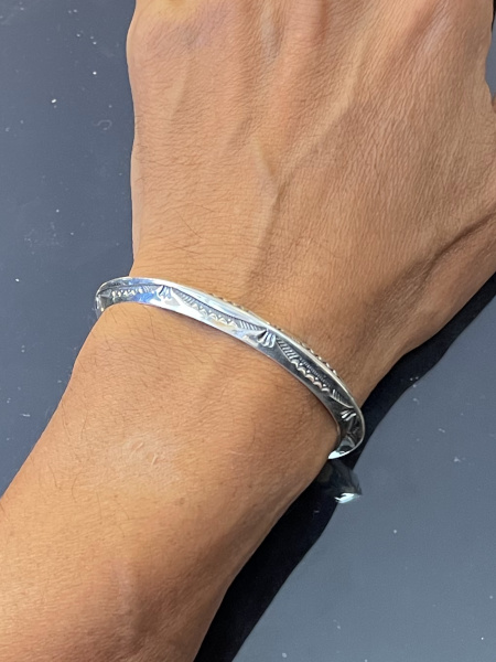 Stamped Triangle Wire Bracelet by Stanley Parker/サイズM [ロング