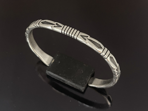 Stamped Narrow Bracelet by Howard Nelson/サイズM [ロングブランチ